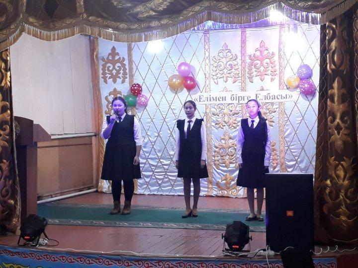 1 желтоқсан - Тұңғыш Президент күніне арнап мектеп оқушыларының ауылдық клубта өткізген мерекелік іс шарасы
