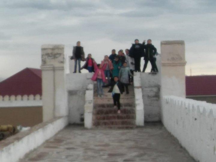 Мектеп оқушылары "Көне Тараз тарихи - археологиялық кешені" мен орталық Музейге экскурсия жұмысында.