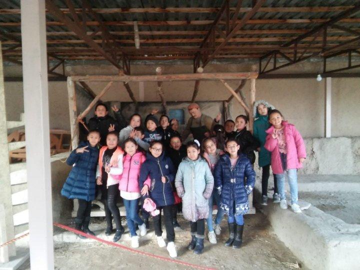 Мектеп оқушылары "Көне Тараз тарихи - археологиялық кешені" мен орталық Музейге экскурсия жұмысында.