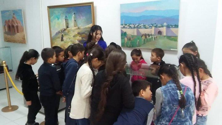 Мектеп оқушылары "Көне Тараз тарихи - археологиялық кешені" мен орталық Музейге экскурсия жұмысында.