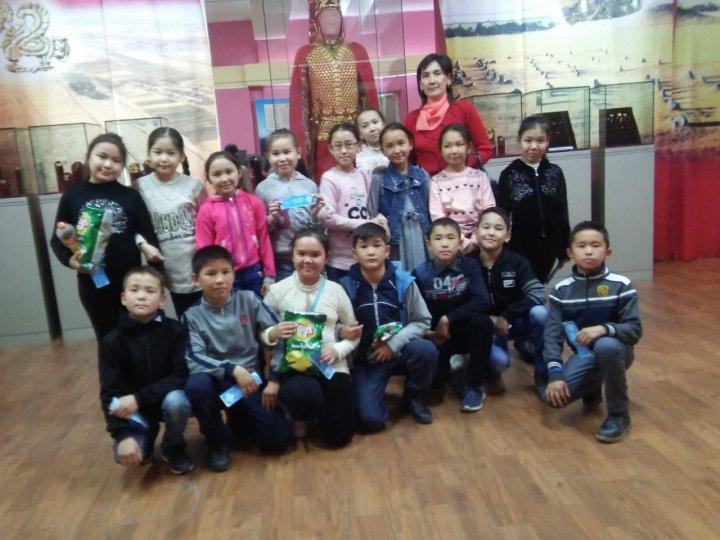 Мектеп оқушылары "Көне Тараз тарихи - археологиялық кешені" мен орталық Музейге экскурсия жұмысында.