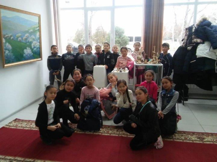 Мектеп оқушылары "Көне Тараз тарихи - археологиялық кешені" мен орталық Музейге экскурсия жұмысында.