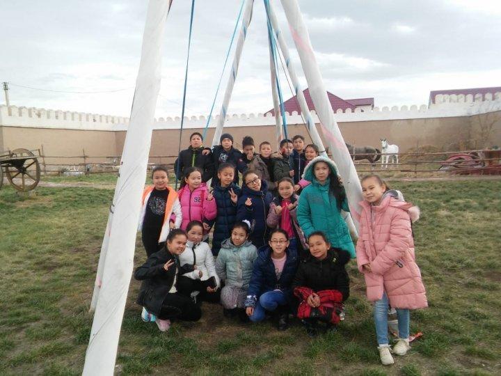 Мектеп оқушылары "Көне Тараз тарихи - археологиялық кешені" мен орталық Музейге экскурсия жұмысында.