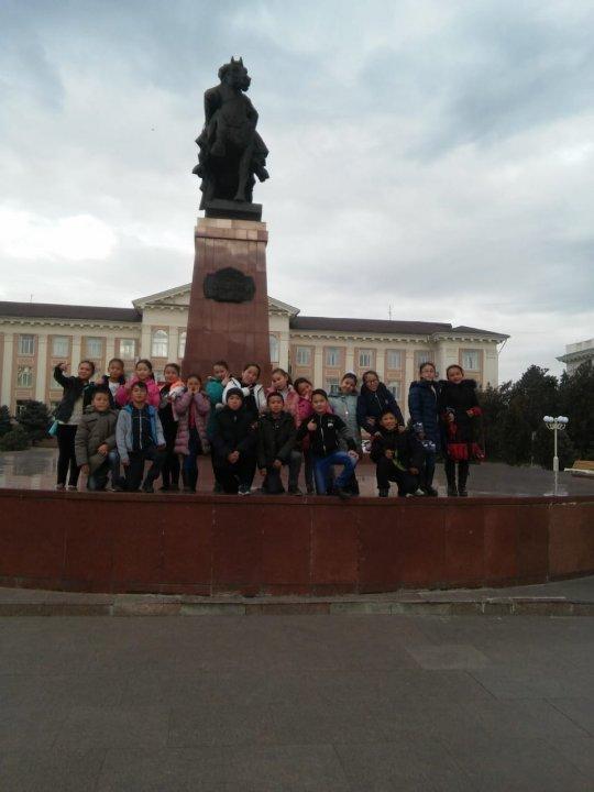 Мектеп оқушылары "Көне Тараз тарихи - археологиялық кешені" мен орталық Музейге экскурсия жұмысында.