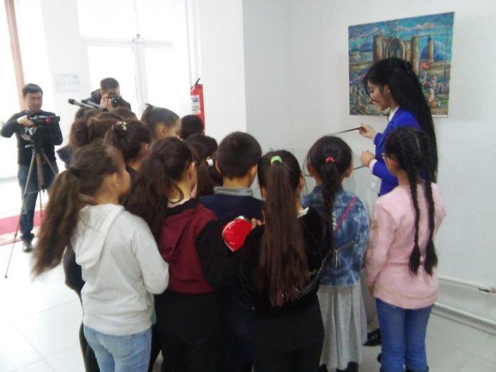 Мектеп оқушылары "Көне Тараз тарихи - археологиялық кешені" мен орталық Музейге экскурсия жұмысында.