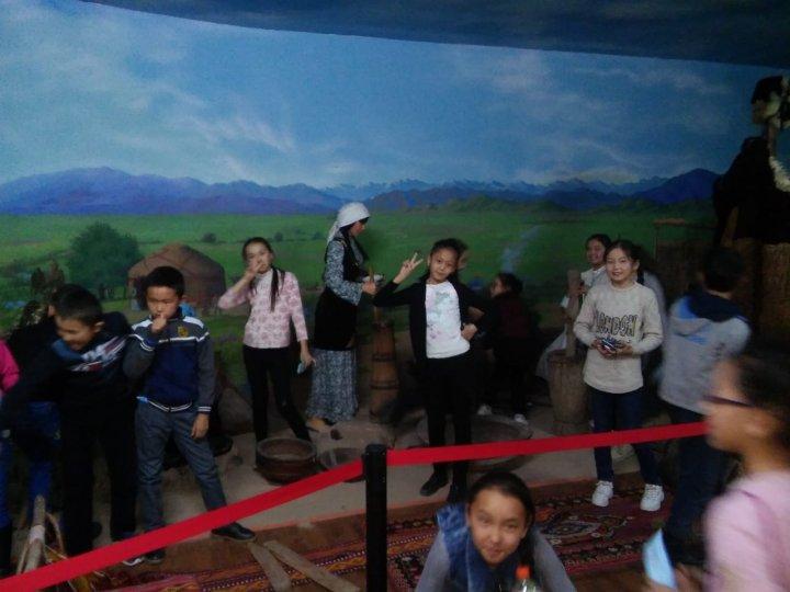 Мектеп оқушылары "Көне Тараз тарихи - археологиялық кешені" мен орталық Музейге экскурсия жұмысында.