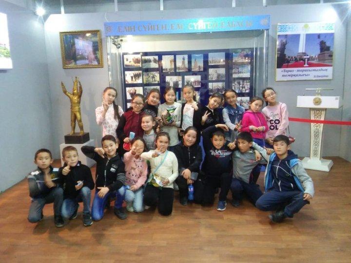 Мектеп оқушылары "Көне Тараз тарихи - археологиялық кешені" мен орталық Музейге экскурсия жұмысында.