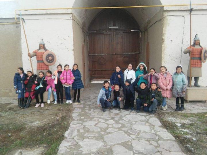 Мектеп оқушылары "Көне Тараз тарихи - археологиялық кешені" мен орталық Музейге экскурсия жұмысында.