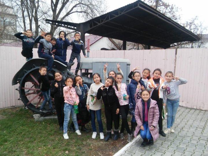 Мектеп оқушылары "Көне Тараз тарихи - археологиялық кешені" мен орталық Музейге экскурсия жұмысында.