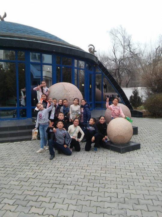 Мектеп оқушылары "Көне Тараз тарихи - археологиялық кешені" мен орталық Музейге экскурсия жұмысында.