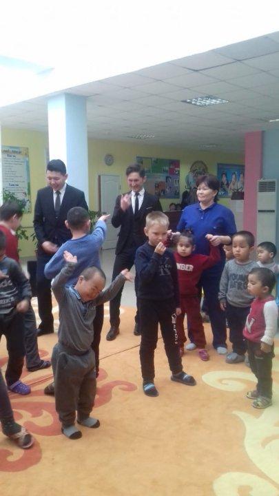 Мектеп оқушылары "мүгедек балаларды оңалту және бейімдеу орталығына" барып қайтты