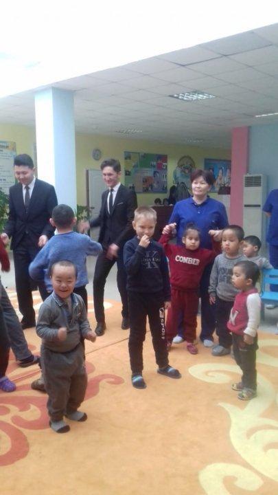 Мектеп оқушылары "мүгедек балаларды оңалту және бейімдеу орталығына" барып қайтты