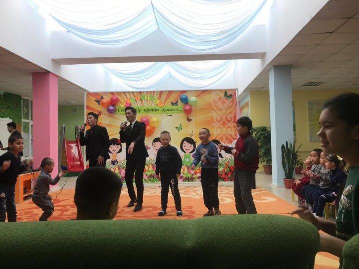Мектеп оқушылары "мүгедек балаларды оңалту және бейімдеу орталығына" барып қайтты